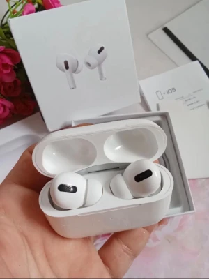 Airpods pro gen 2 - Snygga vita Apple AirPods Pro med stilren design och silikonproppar för bra passform. Kommer med laddningsetui och laddkabel. Perfekta för musik, samtal och träning tack vare brusreducering och trådlös anslutning.