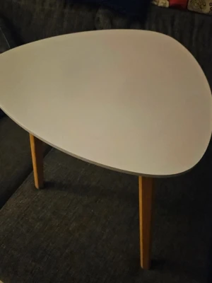 Runt litet bord nytt (oanvänt) - Helt nytt Perfekt som sidobord eller nattduksbord. Passar till alla Går även måla om man vill göra det.  Ingen repor eller skada. Ny pris 1200