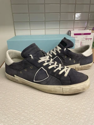 Blå Philippe model skor - Säljer ett par feta philippe model skor i färgen blå. Dessa är i strl 43. Box ingår. Mycket bra skick.