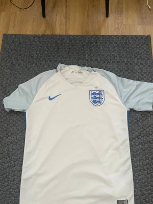England fotbollströja  - Jätte fet inga fel med den, har bara en liten fläck som går och ta bort genom odenklig rengöring eller i tvättmaskinen.