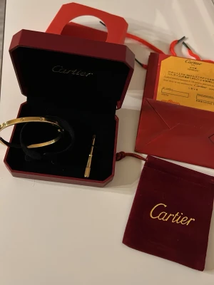 Love armband i guld - Exklusivt Love armband i guld med klassisk skruvdesign. Armbandet kommer i original ask med tillhörande skruvmejsel och certifikat. Elegant och tidlös design som är ikonisk.