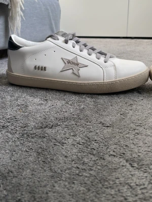 Vita sneakers  - Snygga vita sneakers.