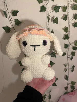 Virkad kanin med mössa - Handvirkat i mjukt polyester garn!    Mössan går att ta av!