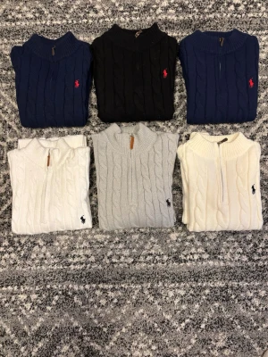 Stickade tröjor från Ralph Lauren - Säljer flera stickade tröjor från Ralph Lauren i olika färger: marinblå, svart, vit och grå. Tröjorna har kabelstickat mönster, halv dragkedja och den klassiska broderade loggan på bröstet. Perfekta för en stilren och avslappnad look. Tröjorna är i storlek mellan S och M. Prislapp och påse finns till all tröjorna! Hör av er vid eventuella frågor eller funderingar!!