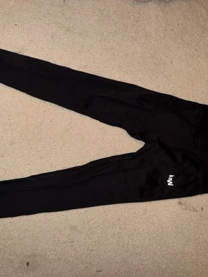 Iciw tränings tights - Jätte bra tränings thights från I can I will. Ett bra märke. Inga defekter. Storlek xs. Längst ner har de ett mönster men inget som är genomskinligt eller liknande! 