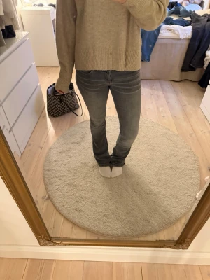 Gråa bootcut jeans - Säljer mina jeans från Bershka som jag knappt använt, skriv om du undrar något!