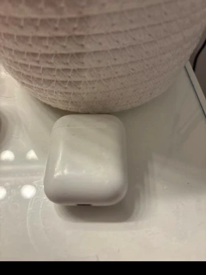AirPods fodral - Säljer ett par vita trådlösa hörlurar. Perfekt för dig som vill ha fodral för att förvara och ladda airpodsen.