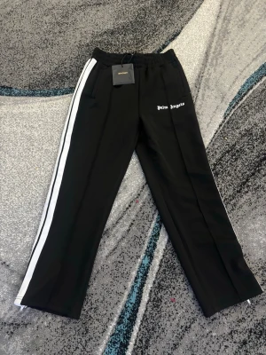 Palm angles byxor  - Helt nya Palm angles byxor.                                              Storlek xl är som L