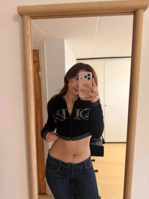 Vintage 2000talet cropped hoodie  - Säljer en svart cropped hoodie med dragkedja framtill, luva och snygga strassdetaljer! 😍sömmen har gått lite vid kragen men lagas enkelt ! Se bilder annars i perfekt skick 🫶🏻