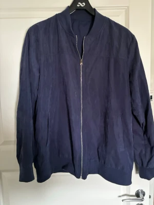Suede jacka - Hej! Säljer denna fina mocka jacka då den inte kommer till användning. Osäker på märket. Köpt i Italien. Hör av dig vid frågor! Mvh