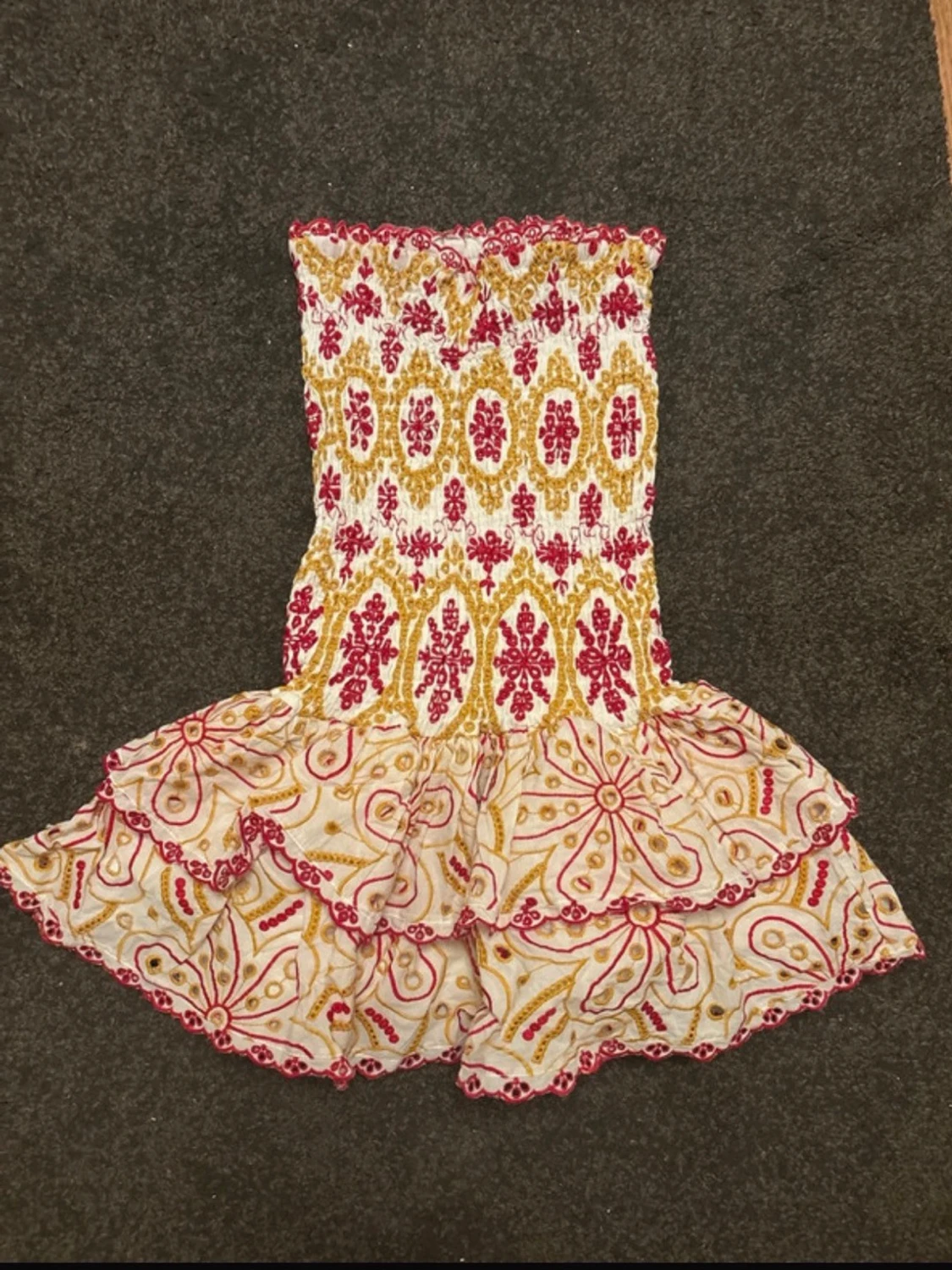 Mönstrad kortklänning med volang