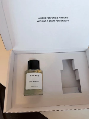 ESSNCE Hot Mimosa Eau de Parfum - ESSNCE Hot Mimosa Eau de Parfum. Endast testad! 