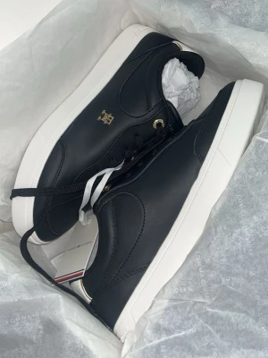Svarta sneakers från Tommy Hilfiger - Stilrena svarta sneakers Tommy, storlek 39       Har använt de i knappt ett halvår 🤍