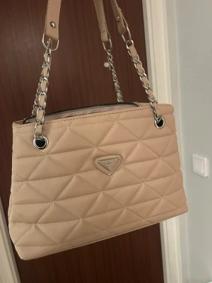 Handväska - Knappt använd, i perfekt skick.