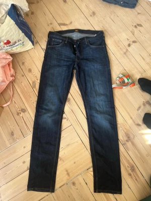 Lee jeans - Lee jeans. Strl 34/36 säljes pga för små. 😃.               Mått: midja 45, längd 117,  öppning 18