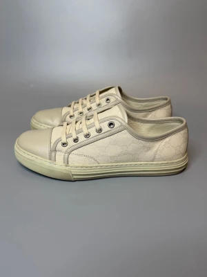 Gucci Skor  - ‼️VI TAR EJ BYTEN‼️ Gucci sneakers | Skick: 8.5/10 | Storlek 5.5 motsvarar EU 40.5-41  | ingår enbart skorna vid köp! | Fraktar inom 24H efter köp på köparens bekostnad 📦💨 | Hör av dig vid minsta fråga eller fundering 💭 