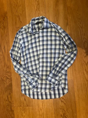 Vintage flanellskjorta från Tommy Hilfiger - Säljer den här sjukt feta vintage flanellskjorta ifrån Tommy Hilfiger i storlek L. Skjortan har sjukt snyggt rutade mönster i vitt och blått primärt samt väldigt bra och skön passform. Mycket bra skick inga defekter. Skriv vid eventuella funderingar✌️
