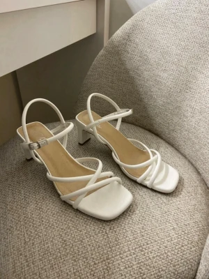 Vita klackar  - Vita klackar i storlek 38. Köpa på Plick men har aldrig kommit till användning så säljer vidare 💕