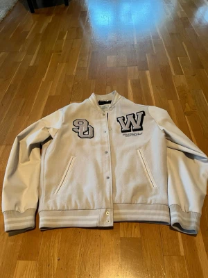 Beige bomberjacka med brodyr - Jack&jones billigare vid snabb affär