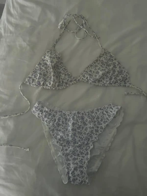 Bikini - Vit bikini med blå blommor (små fläckar här och där av sololja)