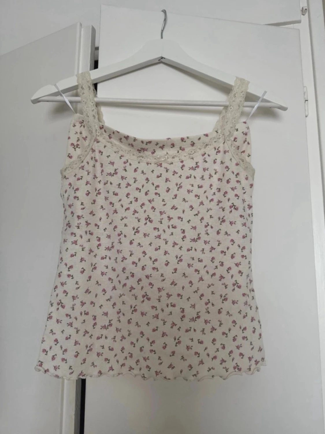 Blommig spetsdetaljerad pyjamas
