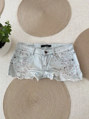 Tally weijl lågmidjade jeansshorts  - Storlek 34 (XS). Rakt över midjemått: 36cm. Skickas inom 24h. Se liknande plagg i min profil! 