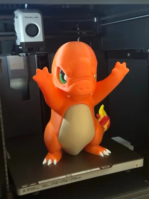 Window Charmander – Premium Samlarfigur - En imponerande utgåva av Kanto-regionens mest älskade eld-Pokémon. Denna Window Charmander-modell kombinerar ett nyfiket och glatt uttryck med en kraftfull silhuett. Denna stora modell är skapad för att ta plats på ett smakfullt sätt på samlarhyllan eller skrivbordet.  En robust konstruktion med hög densitet som ger figuren en gedigen tyngd och stabilitet.  Höjd: 26 cm.  Vikt: Ca 250 gram.