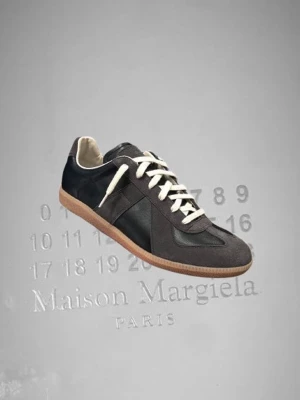 Maison margiela gats - Ett par riktigt feta margiela gats i en svart och typ mörkblå ovanlig färg. NFC på sulan fungerar, qr kod på lappen fungerar och FARFETCH finns kvar och kvitto detsamma. Storleken är 43. Kom pm för bilder med NFC. Vinted verification lapp finns!
