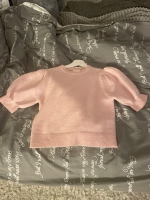 Rosa tröja - Rosa stickad kortärmad från Gina💓