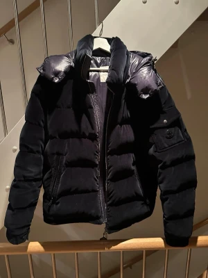 Svart pufferjacka med huva - Uniq rare stilig annerlunda Moncler jacka