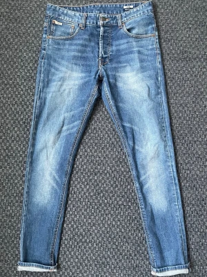 Vintage Japanese selvedge jeans (sällsynta) - Säljer nu dessa sjukt snygga och eftertraktade vintage selvedge jeans från emmet Comp! Passar perfekt nu till våren och är både bekväma och har en perfekt passform🙌 Säljs ej längre i butik och går i princip inte att få tag på🤝 Skriv vid funderingar 📲