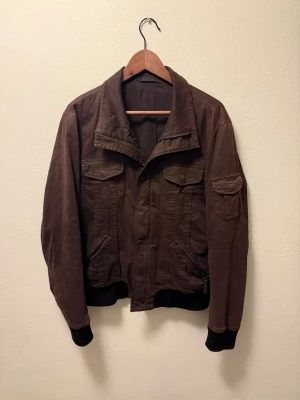 HugoBoss jacka - Tjena! Säljer dessa riktigt snygga boss jackan, jackan är i fint skick och är gjord i något mocka liknande material, hitter ej exakt nypris på denna modellen men en liknande går för 454€ på rea, hör av dig vid funderingar!🙌