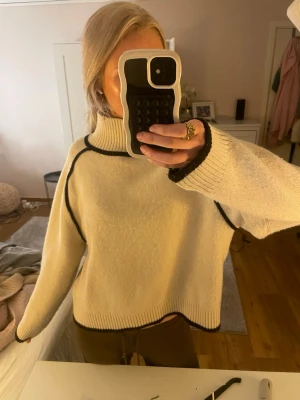 Stickad polotröja - Säljer denna jättefina stickade polotröjan med fina detaljer! Den är i bra skick och storleken stämmer bra! 