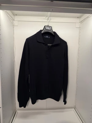 Långärmad piké MANGO - Snygg långärmad piké från mango. Nyskick. Storlek M