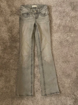Gråa bootcut jeans - Säljer dessa jättefina bootcut jeans från Gina! De är lowwaist och de är som nya! 💞