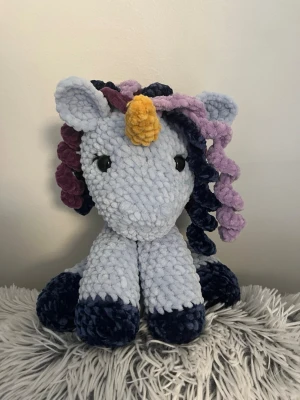 handvirkad unicorn💕🦄 - Söt handvirkad enhörning💕Passar bra till barn eller bara som prydnad🦄✨.