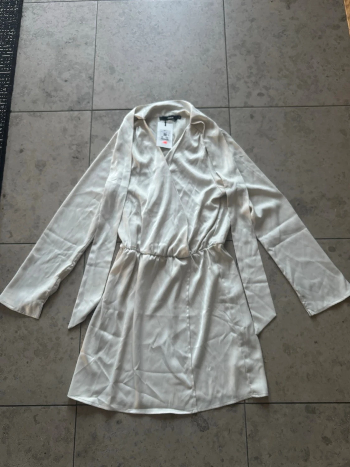 Ljus omlottklänning från BikBok