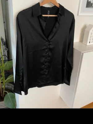 Snyggaste blus / skjortan!  - otroligt snygg skjorta!  Slits i sidorna samt ärmslut  Superfin och skön kvalité!  Känns som ett lyxigt och dyrt plagg!  Inga anmärkningar eller annat.   Made in the UK står det på lappen och på tvättrådet står det AsYou   Knappt använd!!     