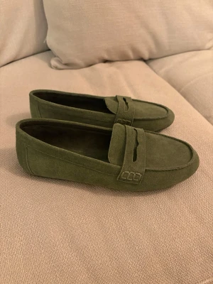  Mocka loafers i khaki  - Säljer dessa supersnygga khaki färgade mocka loafers från Parfois. Aldrig använda, helt nya i storlek 37. Ursprungspris på 600 kr, mitt pris 230 kr💗