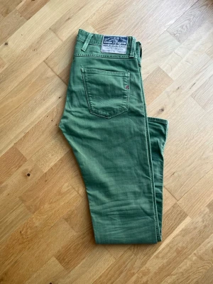 Replay Anbass W30 L32 - Säljer ett par Replay Anbass i oliv grön färg, skick 7/10. Priset går att diskuteras!