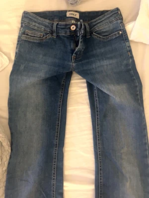 Blå Low Rise bootcut jeans från ONLY - Snygga blå vintage Low Rise jeans från ONLY i storlek xs.💞 