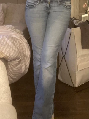 Low bootcut jeans lee - Jätte snygga jeans från lee. Innerbenssöm: 76. Midjemått rakt över: 38.💕passformen kan se lite konstig ut på bilderna då dom är för små på mig 
