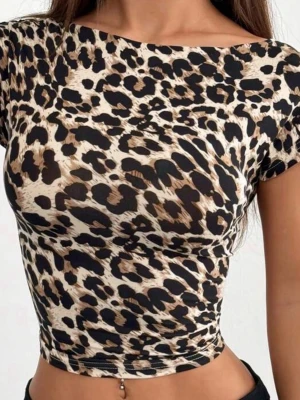 Leopardmönstrad croppad topp - Trendig croppad topp med leopardmönster och öppen rygg. Kortärmad modell i stretchigt material som sitter tight och framhäver figuren. Perfekt för dig som vill sticka ut med en djurisk vibe.
