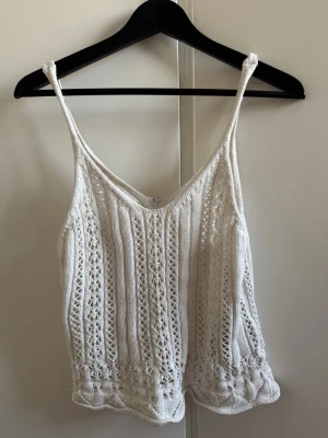 Vit stickad topp - Säljer detta vitt stickade linne. Fint till strand, fest eller sommaren🌻