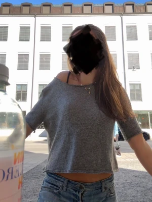 Grå croppad topp med trekvartsärm - En enkel och stilren grå croppad topp med trekvartsärm och avslappnad passform. Perfekt till jeans eller kjol för en chill look. Mjuk och bekväm, lätt att matcha med olika accessoarer.