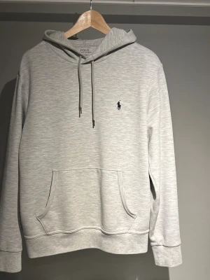Ralph Lauren hoodie - |Tja! En otroligt snygg och eftertraktad Polo Ralph Lauren hoodie i en skön modell ❗️| Skick 9/10 otroligt bra skick☑️| Storlek: M , sitter som en S, sitter hyfsat bra på mig - 189cm 73kg📏| Nypris: ca 2000kr💵| Färg: grå, som på bilden🩶| Fraktar spårbart via postnord eller instabox📦| Hör av er för mer information!|