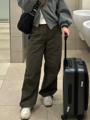 Jaded London cargo byxa - XS men oversize så passar även mig som är S (36). Har en liten fläck/blekning på framsidan men är knappt synlig när man har byxan på, ingen jag någonsin lagt märke till först nu.