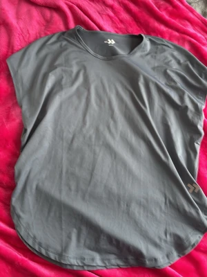 Mörkgrå träningstopp från 157 - Säljer en mörkgrå träningstopp från 157 i storlek small. Toppen har rund halsringning, ärmlös design och är tillverkad i ett mjukt och stretchigt syntetmaterial som passar perfekt till träning. Enkel och stilren look. Köpte den för ungefär 3 år men använder den inte längre! Har använd den drygt 2 gånger så skulle säga att den är 