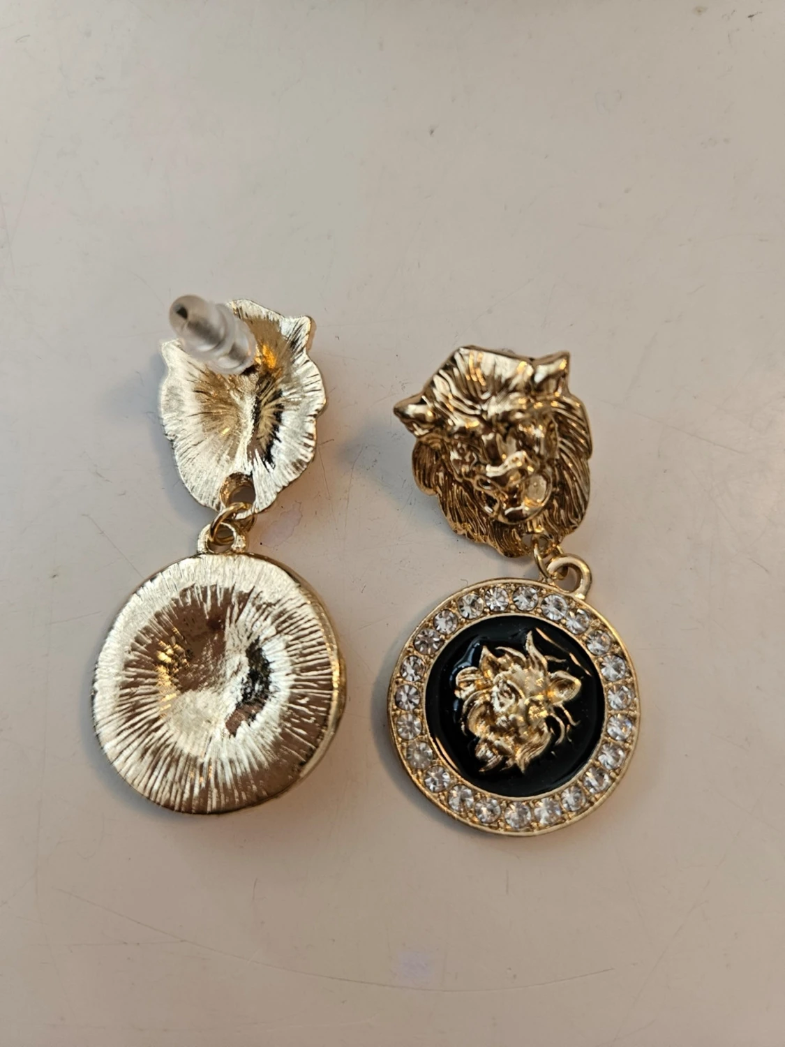 Guldiga örhängen med lejonmotiv - 1