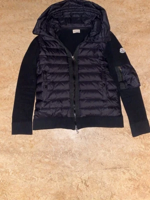 Moncler Cardigan  - Nu är det dax att sälja min moncler Cardigan då den inte kommer till någon användning